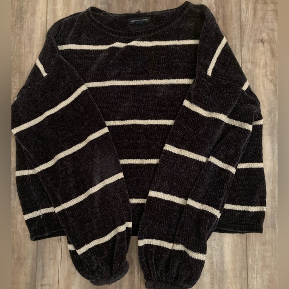 Super soft American Eagle sweater, size Small - Picture 2 of 5